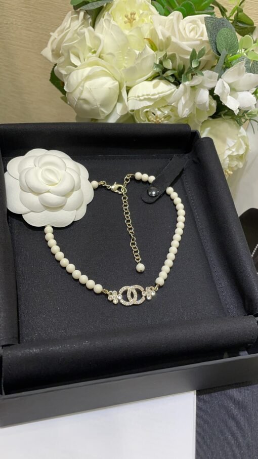 0
 23A light golden flowers full diamond double C white beaded necklace

White beads are really suitable for summer
A very refreshing feeling, a must-have for gentle and sweet outfits
Wear it with a luxurious and exquisite body, and you can earn it if you buy it

zp uniform brass material Swarovski diamond custom beads - Image 4