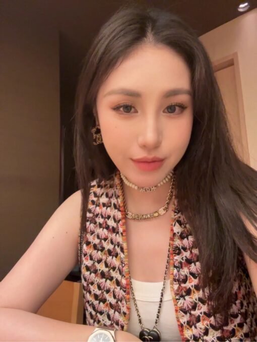 0
 23A light golden flowers full diamond double C white beaded necklace

White beads are really suitable for summer
A very refreshing feeling, a must-have for gentle and sweet outfits
Wear it with a luxurious and exquisite body, and you can earn it if you buy it

zp uniform brass material Swarovski diamond custom beads