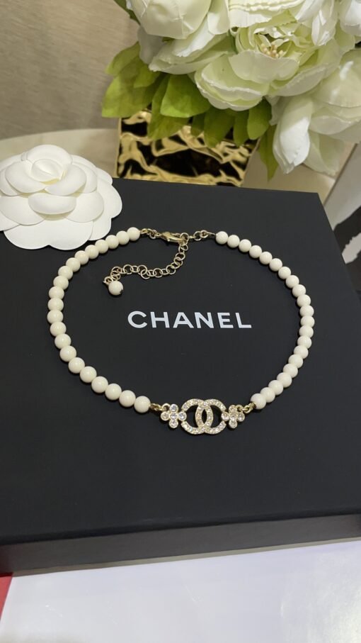 0
 23A light golden flowers full diamond double C white beaded necklace

White beads are really suitable for summer
A very refreshing feeling, a must-have for gentle and sweet outfits
Wear it with a luxurious and exquisite body, and you can earn it if you buy it

zp uniform brass material Swarovski diamond custom beads - Image 5