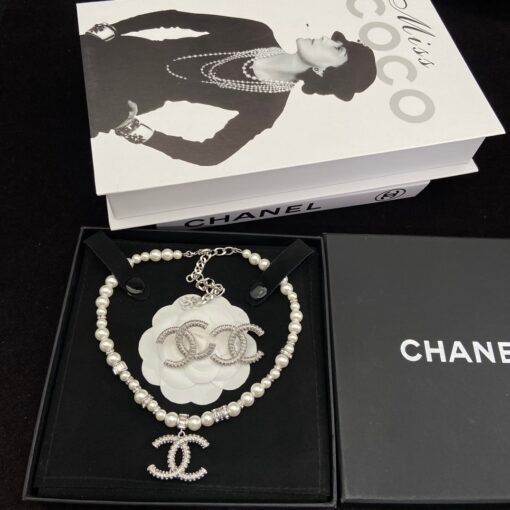 Necklace s earrings
@Chanel Double C Full Diamond Silver Set
Full of design sense, big double C is very sunny
