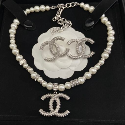 Necklace s earrings
@Chanel Double C Full Diamond Silver Set
Full of design sense, big double C is very sunny - Image 2