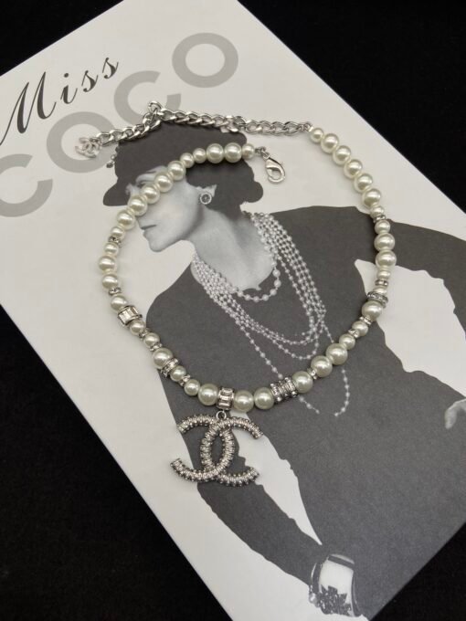 Necklace s earrings
@Chanel Double C Full Diamond Silver Set
Full of design sense, big double C is very sunny - Image 3