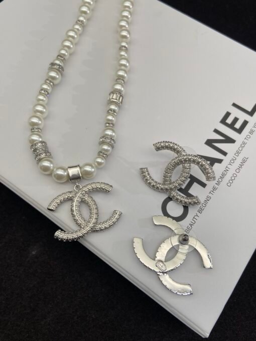 Necklace s earrings
@Chanel Double C Full Diamond Silver Set
Full of design sense, big double C is very sunny - Image 6