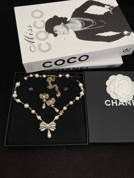 Necklace  earrings
@Chanel bow pearl set
The ultimate beauty Swarovski crystal diamond pearl
A must-have dinner