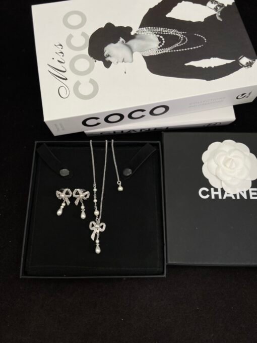 Necklace s earrings
@Chanel bow set
Agile and elegant upper body, and a straight hit to the girl's heart