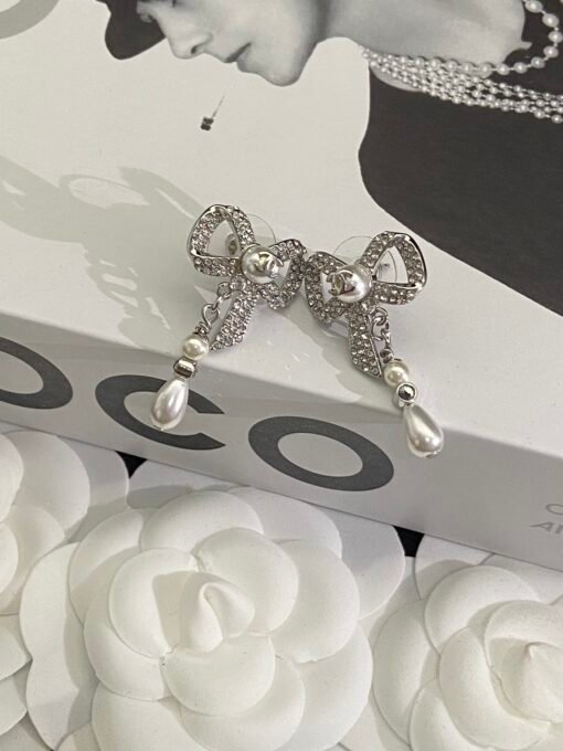 Necklace s earrings
@Chanel bow set
Agile and elegant upper body, and a straight hit to the girl's heart - Image 3