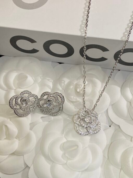 Necklace  earrings
@Chanel Camellia Set
High-end jewelry is very precious - Image 4