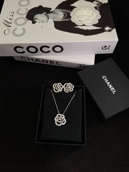 Necklace  earrings
@Chanel Camellia Set
High-end jewelry is very precious