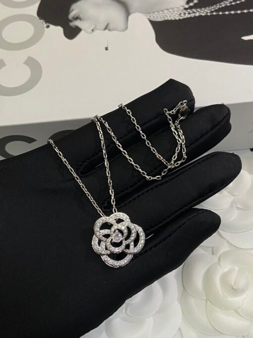 Necklace  earrings
@Chanel Camellia Set
High-end jewelry is very precious - Image 5