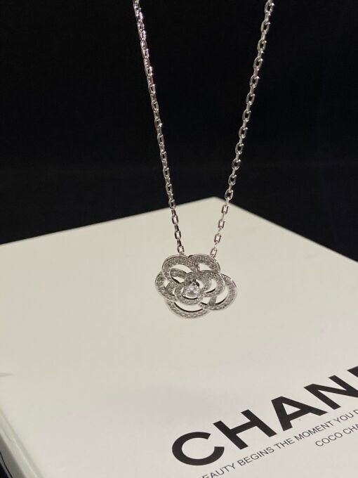 Necklace  earrings
@Chanel Camellia Set
High-end jewelry is very precious - Image 3