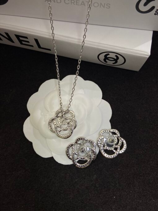 Necklace  earrings
@Chanel Camellia Set
High-end jewelry is very precious - Image 6