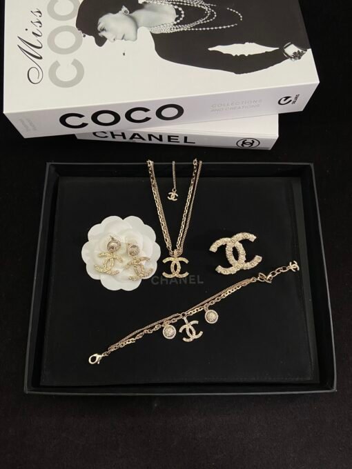 Necklace  Bracelet Stud Earring Brooch
@Chanel Relief CC Set
Classic style, shining, amazing, everyone has a set

Absolutely reserved