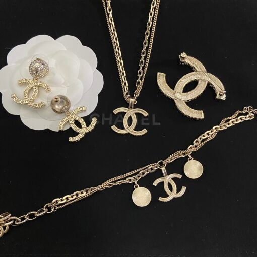 Necklace  Bracelet Stud Earring Brooch
@Chanel Relief CC Set
Classic style, shining, amazing, everyone has a set

Absolutely reserved - Image 9
