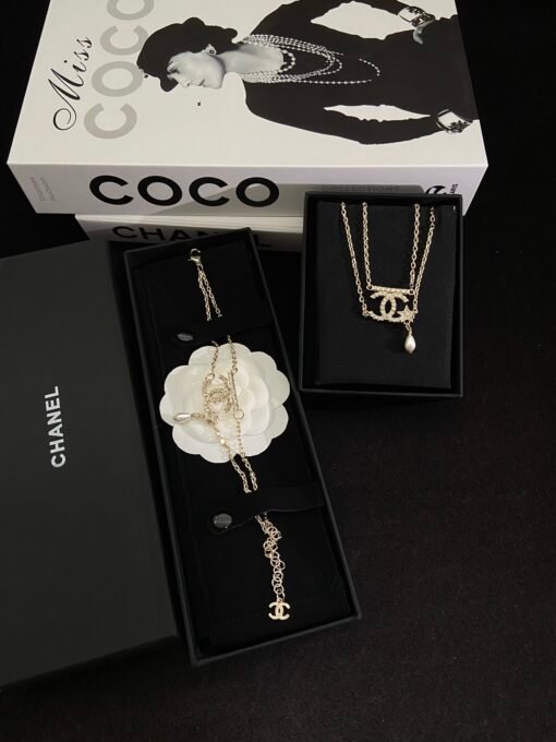 cklace earrings
@Chanel Double Layer CC Bracelet Necklace Set
Stunning at first glance, shining