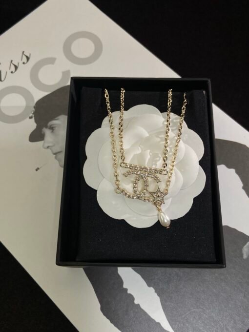 cklace earrings
@Chanel Double Layer CC Bracelet Necklace Set
Stunning at first glance, shining - Image 2