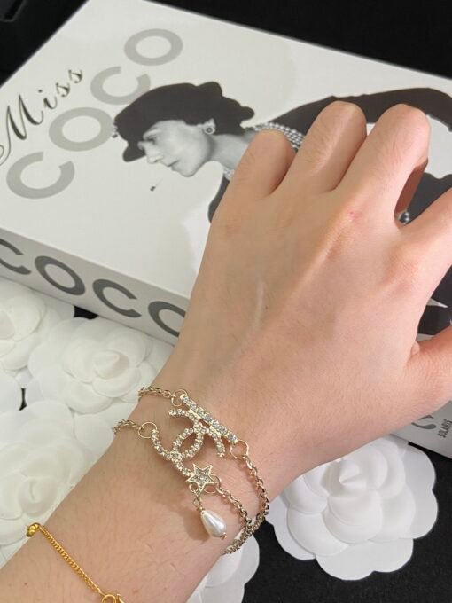 cklace earrings
@Chanel Double Layer CC Bracelet Necklace Set
Stunning at first glance, shining - Image 4