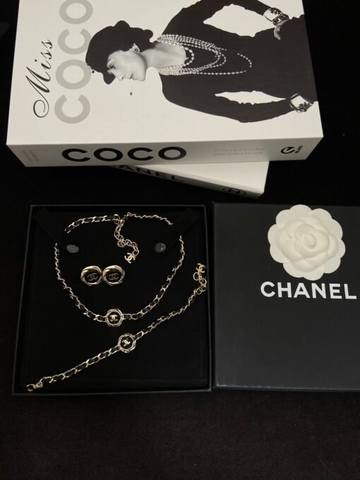 Necklace  earrings bracelet
@Chanel Black Gold Double C Button Set
No matter how you match it, you can see the movie