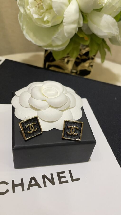 3
   s Retro Black Gold Double C Small Square Earrings

Low-key and elegant black squares are super versatile
Cortical folds simulated by oil dripping process, realistic and delicate
The right size Who wears it and looks good

Exclusive purchase of yb development custom brass material - Image 5