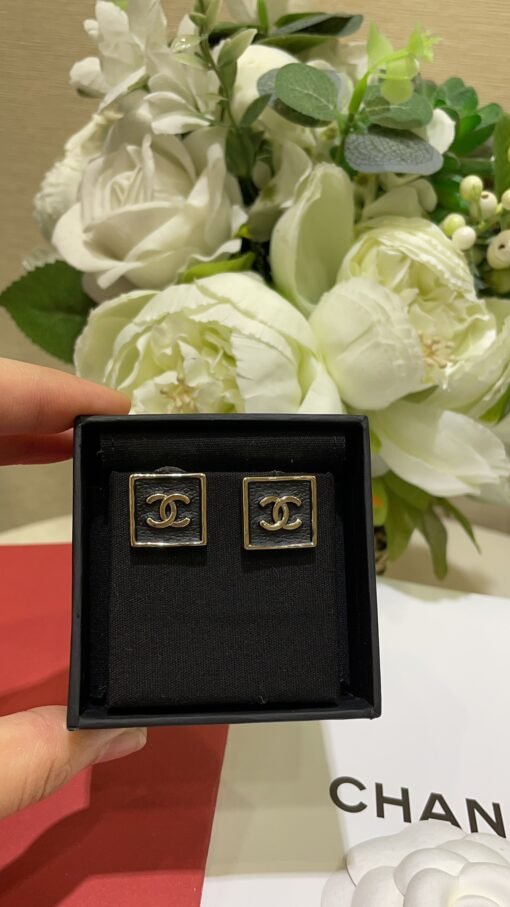 3
   s Retro Black Gold Double C Small Square Earrings

Low-key and elegant black squares are super versatile
Cortical folds simulated by oil dripping process, realistic and delicate
The right size Who wears it and looks good

Exclusive purchase of yb development custom brass material - Image 3
