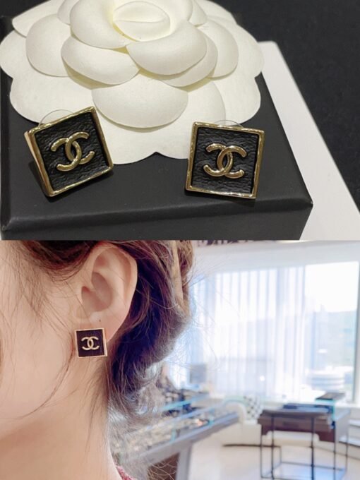 3
   s Retro Black Gold Double C Small Square Earrings

Low-key and elegant black squares are super versatile
Cortical folds simulated by oil dripping process, realistic and delicate
The right size Who wears it and looks good

Exclusive purchase of yb development custom brass material