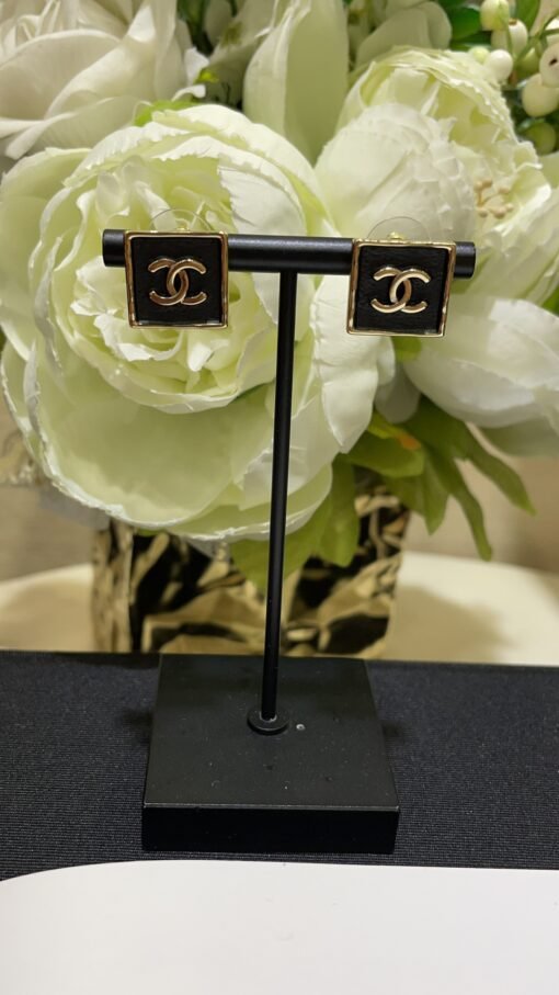 3
   s Retro Black Gold Double C Small Square Earrings

Low-key and elegant black squares are super versatile
Cortical folds simulated by oil dripping process, realistic and delicate
The right size Who wears it and looks good

Exclusive purchase of yb development custom brass material - Image 6