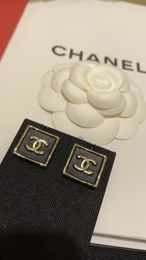 3
   s Retro Black Gold Double C Small Square Earrings

Low-key and elegant black squares are super versatile
Cortical folds simulated by oil dripping process, realistic and delicate
The right size Who wears it and looks good

Exclusive purchase of yb development custom brass material - Image 2