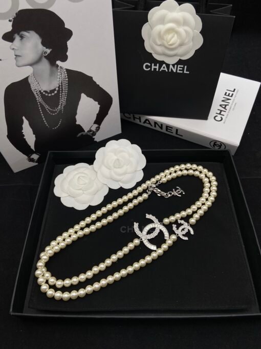 03
@Chanel Double C Square Diamond Pearl Sweater Chain Necklace
Advanced Handicraft Workshop Elegant Intellectual