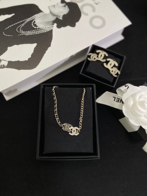 Necklace  earrings
@Chanel Black and White Diamond Splicing Set
Sweet temperament