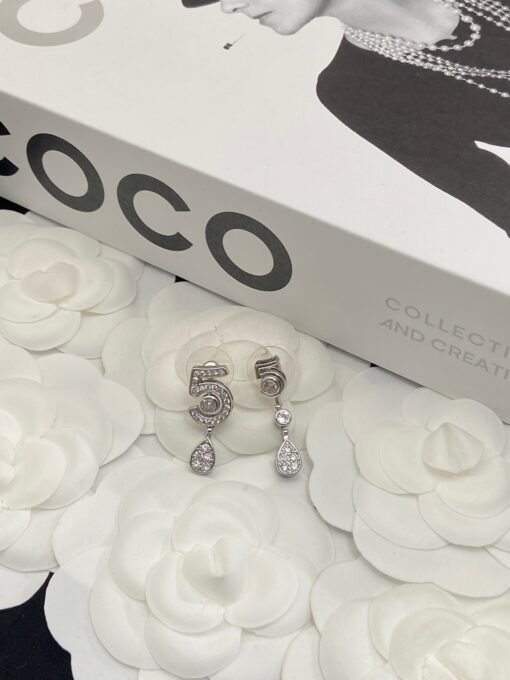rrings Necklace
@Chanel Eternal 5 Series Set
High-end jewelry design, it feels beautiful if anyone wears it - Image 4
