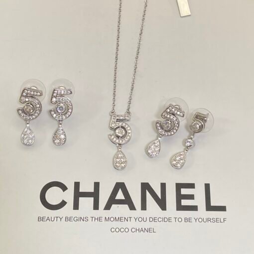 rrings Necklace
@Chanel Eternal 5 Series Set
High-end jewelry design, it feels beautiful if anyone wears it - Image 2