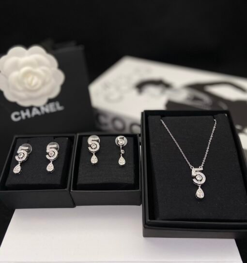 rrings Necklace
@Chanel Eternal 5 Series Set
High-end jewelry design, it feels beautiful if anyone wears it