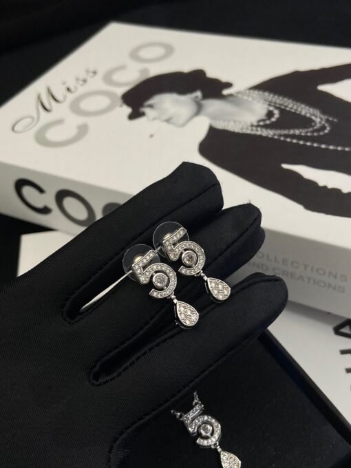 rrings Necklace
@Chanel Eternal 5 Series Set
High-end jewelry design, it feels beautiful if anyone wears it - Image 6