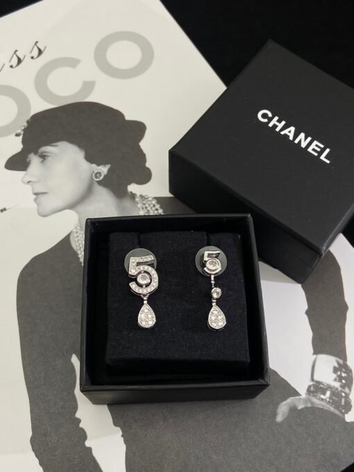 rrings Necklace
@Chanel Eternal 5 Series Set
High-end jewelry design, it feels beautiful if anyone wears it - Image 3