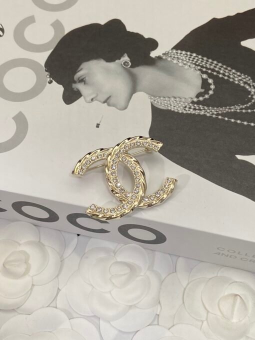 Stud earrings brooch
@Chanel Corrugated Stud Earring Brooch Set
A glance at the heart of the rhinestone shines blingblingbling - Image 3