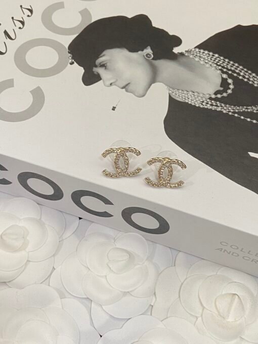 Stud earrings brooch
@Chanel Corrugated Stud Earring Brooch Set
A glance at the heart of the rhinestone shines blingblingbling - Image 4