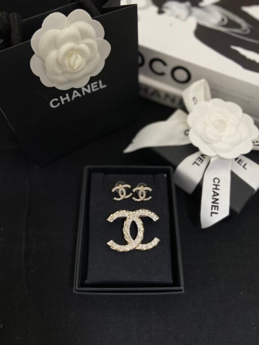 Stud earrings brooch
@Chanel Corrugated Stud Earring Brooch Set
A glance at the heart of the rhinestone shines blingblingbling