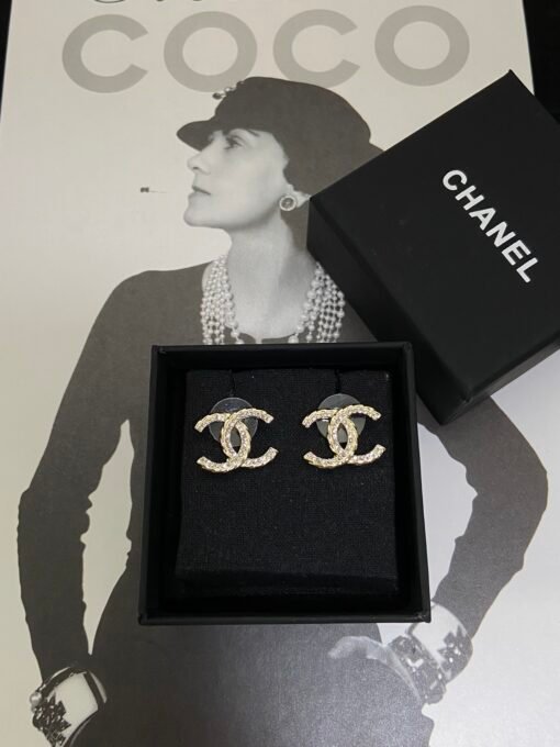 Stud earrings brooch
@Chanel Corrugated Stud Earring Brooch Set
A glance at the heart of the rhinestone shines blingblingbling - Image 6