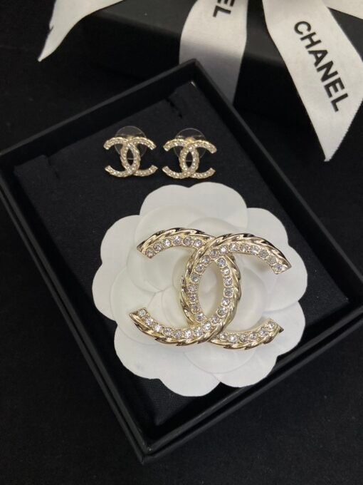 Stud earrings brooch
@Chanel Corrugated Stud Earring Brooch Set
A glance at the heart of the rhinestone shines blingblingbling - Image 2