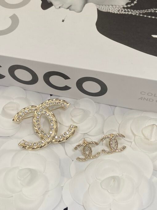 Stud earrings brooch
@Chanel Corrugated Stud Earring Brooch Set
A glance at the heart of the rhinestone shines blingblingbling - Image 5