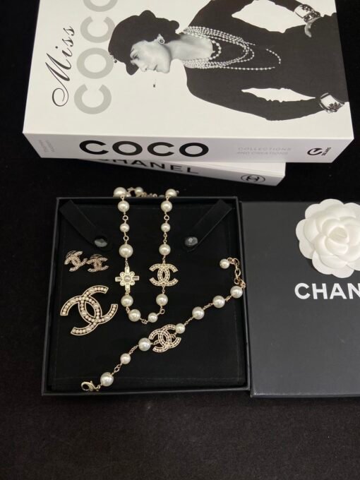 Necklace  Bracelet Brooch Stud Earrings
Chanel  Chanel Double C Hollow Pearl Set
Advanced Handicraft Workshop
A set of super-super temperament