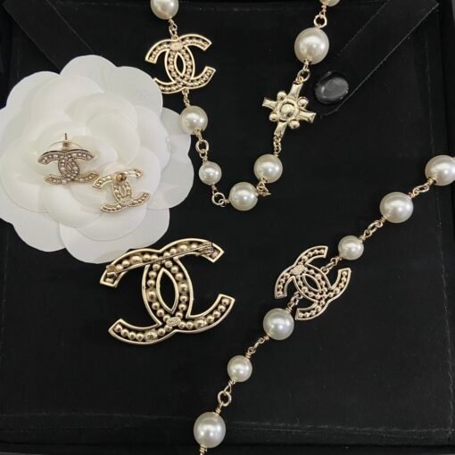 Necklace  Bracelet Brooch Stud Earrings
Chanel  Chanel Double C Hollow Pearl Set
Advanced Handicraft Workshop
A set of super-super temperament - Image 9