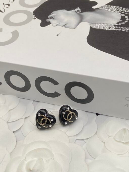 Necklace  earrings
@Chanel Acrylic Heart of Spade Set

Sweet and handsome, amazing - Image 3