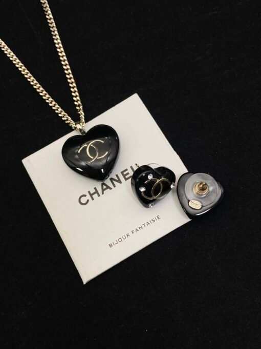 Necklace  earrings
@Chanel Acrylic Heart of Spade Set

Sweet and handsome, amazing - Image 6