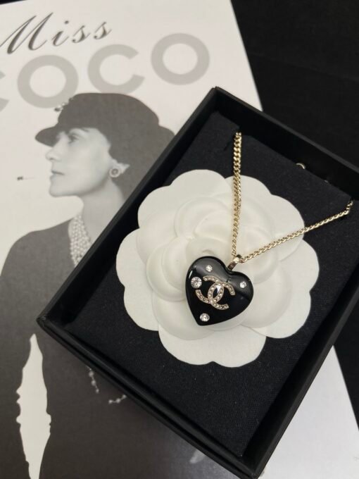 Necklace  earrings
@Chanel Acrylic Heart of Spade Set

Sweet and handsome, amazing - Image 2