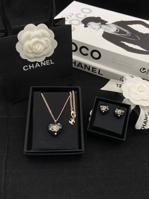 Necklace  earrings
@Chanel Acrylic Heart of Spade Set

Sweet and handsome, amazing