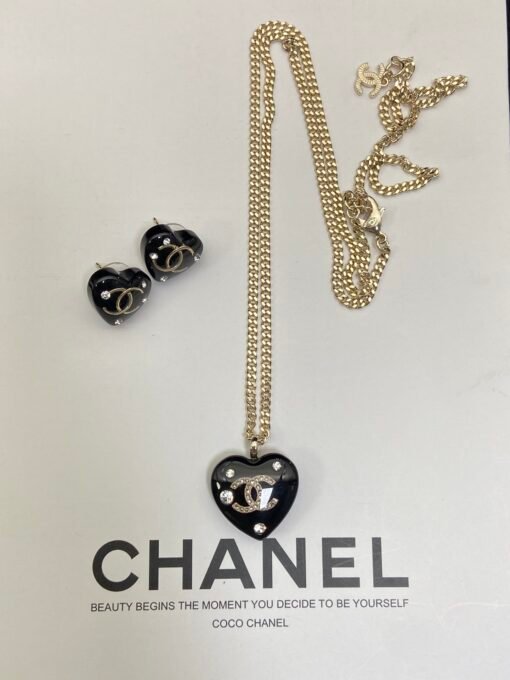 Necklace  earrings
@Chanel Acrylic Heart of Spade Set

Sweet and handsome, amazing - Image 4