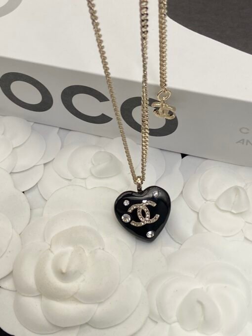 Necklace  earrings
@Chanel Acrylic Heart of Spade Set

Sweet and handsome, amazing - Image 5