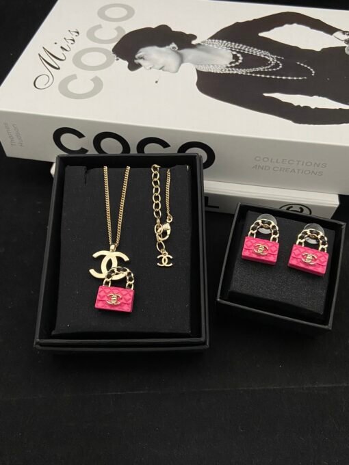 Necklace  earrings colors
 @Chanel Diamond Bag Double C Bag Set
NeNecklace  earrings
Beautiful and worth collecting - Image 4