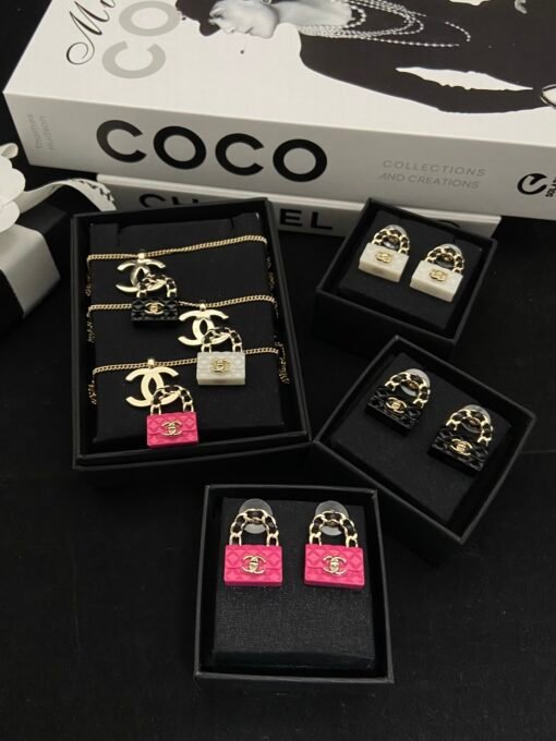 Necklace  earrings colors
 @Chanel Diamond Bag Double C Bag Set
NeNecklace  earrings
Beautiful and worth collecting