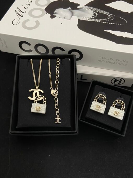 Necklace  earrings colors
 @Chanel Diamond Bag Double C Bag Set
NeNecklace  earrings
Beautiful and worth collecting - Image 3
